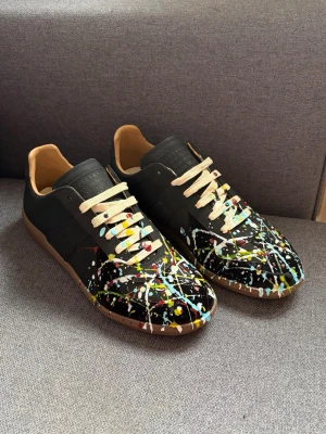 Maison Margiela Gats - Helt nya Maison Margiela Gats med snyggt färgstänk. Allt OG ingår och NFC finns