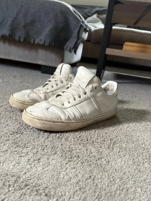 Valentino Flycrews  - Säljer ett par vita valentino flycrews i läder. Skorna har sett bättre dagar men är hela utan större defekter. Kan fräschas upp enkelt genom lite putsning!