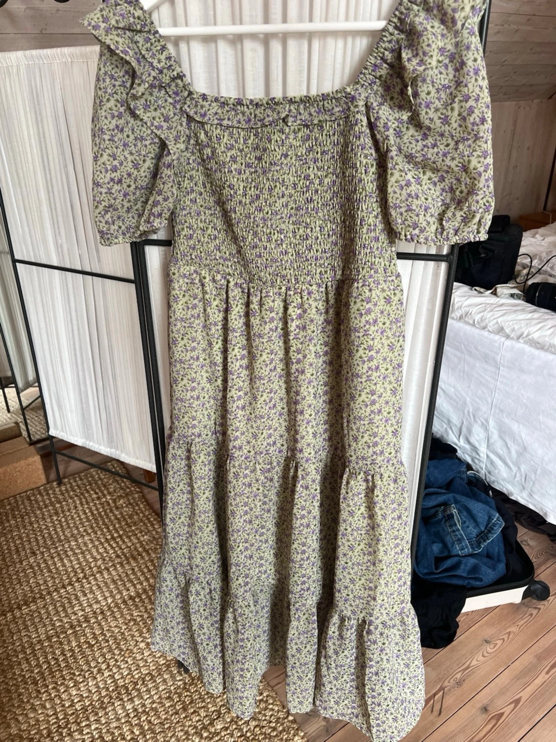 Blommig långklänning med puffärm - 1