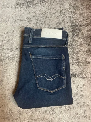 Mörkblåa Replay anbass jeans  - Snygga mörkblåa Replay anbass!    Klassisk modell som är enkel att matcha och passar till det mesta. Hör gärna av dig vid intresse eller om du vill ha fler bilder 