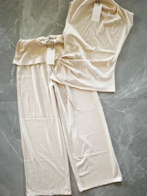 Beige loungewear-set från ZARA - Ett vackert, mjukt och bekvämt loungewear-set från Zara i 100 % Bomull. Perfekt för chill dagar hemma.