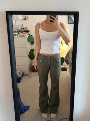 Low/mid waist jeans - Low/mid waist jeans med cargodetaljer på framfickorna och utan bakfickor. Lagom i längden på mig som är 167.
