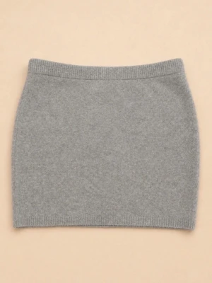 Stickad Kjol ullblandning BikBok Ny med prislapp - Mysig grå stickad kortkjol från BikBok i storlek L. Kjolen har en enkel, rak passform och ribbad midja som ger en clean och stilren look. Perfekt att matcha med en oversized tröja eller boots för en trendig outfit.