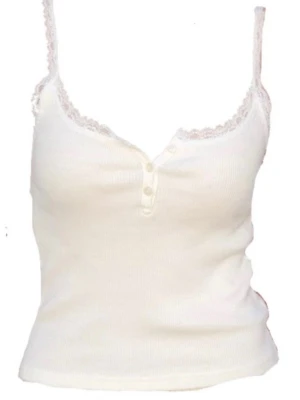 Brandy Melville vit linne med spets - Säljer detta fina linne från brandy vit med knappar och spets 