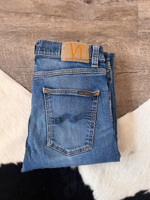 Nudie jeans herr  - Hej! Säljer ett par nudie jeans i modell Lean dean! Storlek 30/30, skick 9/10, med ett litet hål i knät, med ett par rikigt feta feta slitningar