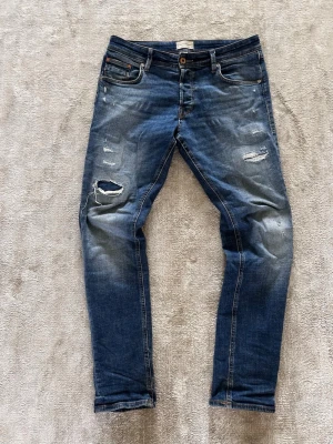 Jack n Jones jeans - Feta slim Jack n Jones jeans i storlek 31/32 med väldigt feta slitningar, bra skick skriv om du har några frågor 