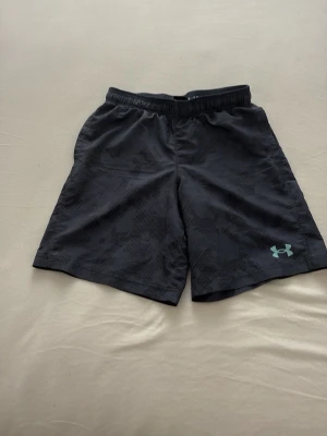 Under armour shorts - Säljer min tränings shorts jag har använt den 1 gång det var inte min storlek men jag säljer den nu pris kan diskuteras 