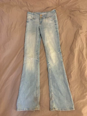 Bershka jeans - Jättesnygga bershka jeans midjemått=33cm innerbenslängd=78cm🩷