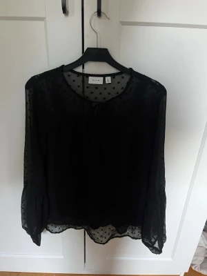 Svart blus från Vila - Snygg svart blus från Vila med små prickar 