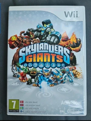 Skylanders Giants till Nintendo Wii - Skylanders Giants är ett actionäventyrsspel till Nintendo Wii där du samlar och spelar med olika Skylanders-figurer. Omslaget är färgglatt med flera karaktärer och spelet har stöd för svenska, norska, danska och finska. Perfekt för dig som gillar fantasy och samlarspel.