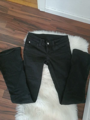 Jeans - Cheap Monday jeans, köpta på vinted men var lite korta. Storlek 27/34 motsvarar xs typ. 