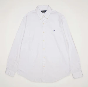 Vit skjorta från Polo Ralph Lauren - Denna kommer säljas på auktion på Plick! Följ för att inte missa detta!