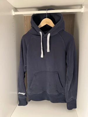 Russemerch Hoodie M - Mörkblå hoodie från Russemerch! Väldigt eftertraktad hoodie. Unisex storlek så passar både tjejer och killar✔️ Denna är i storlek M. Bra skick, inga fläckar eller hål🙌