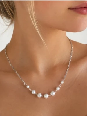 Handgjort halsband inspirerat av Maria Nilsdotter  - Stilrent halsband med silverfärgad kedja och vita pärlor i olika storlekar framtill. Kedjan är tunn och justerbar, vilket gör det enkelt att anpassa längden. Perfekt för att ge en elegant touch till din outfit.Material-rostfritt stål.  Längd-40cm-45cm #41