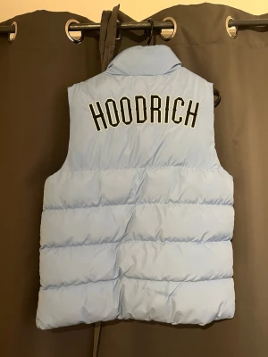 Ljusblå dunväst från Hoodrich - Säljer då jag själv inte använder väst längre men vet att de ungefär är rätt tid att ha en väst. Iallafall så är de en hoodrich väst som jag köpt på Jd sports för 2-3 år sen för kanske 1200kr. Vet nt riktigt va ja ska skriva de är en fet väst som passar de mesta. 