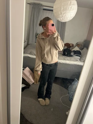Beige stickad hoodie  - Mysig beige stickad hoodie med huva, tröjan har även en stor magficka och ribbade muddar vid ärmslut och nederkant. Perfekt för en avslappnad och trendig look. Den är i storlek M men sitter mer som en S. Tröjan är i bra skick och inga tecken på användning. 