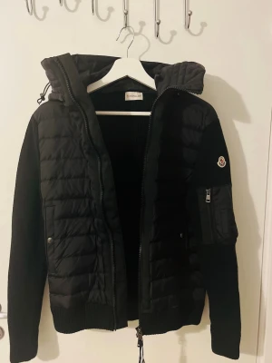 Svart pufferjacka från Moncler - Köpt från VonGrevenCloset.se och används inte längre. Intresserad meddela gärna! 
