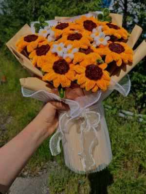 Bukett med solrosor - Unik bukett med handgjorda piprensare- solrosor i gult och brunt samt små vita blommor. Blommorna är arrangerade i brunt papper och dekorerade med vit rosett. Perfekt som present eller dekoration till rummet.