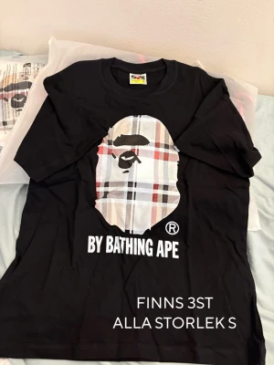 BAPE T-Shirts - Storlek: S, helt nya och aldrig använda. Finns 3 st, 1 tröja för 350kr. Säg till ifall du vill köpa mer än ett😁