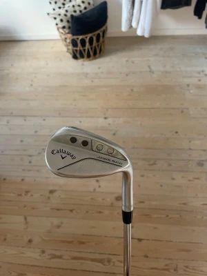 Callaway Jaws Raw 58° wedge - Säljer en Callaway Jaws Raw wedge med 58 graders loft och 8Z bounce. Klubban är i metall med silverfärgad finish och har tydliga Callaway-loggor samt ingraverade detaljer. Perfekt för dig som vill förbättra ditt närspel på golfbanan.