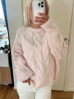 Rosa stickadtröja  - Säljer en favorit tröja! Super mysig stickad tröja i ljusrosa från subdued🩷🩷🩷