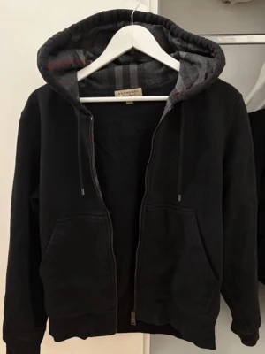 Burberry hoodie - Burberry hoodie storlek S ~ skick 9/10 ~ inga defekter, givetvis äkta! Pris är diskuterbart 