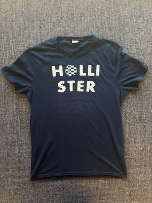 Hollister T-shirt ~ 2000’s  - Hollister T-shirt | st M | Snygg T-shirt i klassisk design. Sällsynt och eftertraktad vintage modell som produceras ej längre och går knappt att få tag på. Vintage 2000’s modell. Perfekt nu till sensommaren/hösten 🏄 Kan även gå ner lite i pris vid snabb affär!