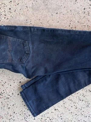 Svarta Nudie jeans 29/34 - Snygga svarta skinnys jeans från Nudie i bra skick! Modell Skinny Lin, strl 29/34. 
