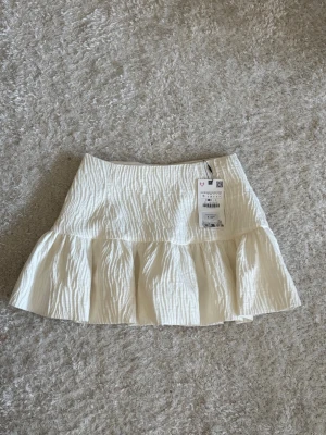 Vit kjol - Populär vit kjol från Zara med inbyggda shorts med prislapp kvar 🌸🌸