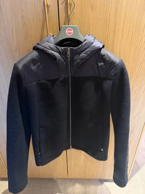 Colmar jacka - Snygg colmar jacka i storlek 46 till salu. Perfekt för kommande månader och säsonger och är i princip nytt skick. Säljs för mycket bra pris (799 kr), nypris ~ 5000 kr. Hör av er om minsta fråga eller fundering💫😊 Obs, endast använd 2 gånger!!