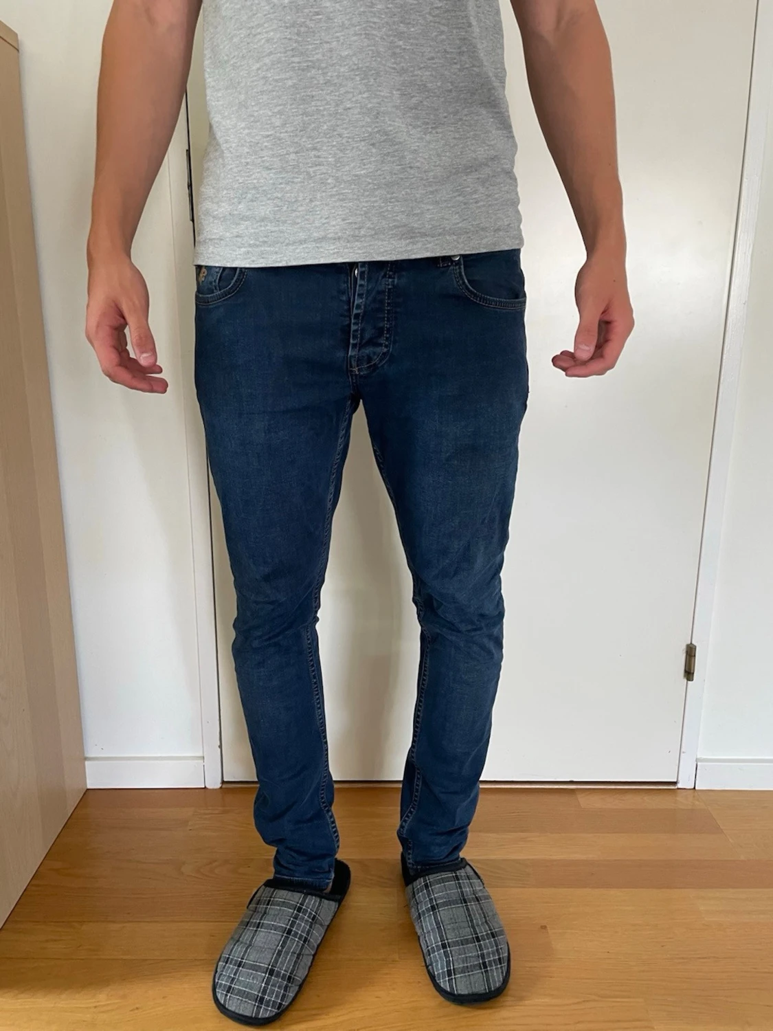 Mörkblå slim fit jeans från Morris