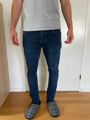 Mörkblå slim fit jeans från Morris - Snygga mörkblå slim fit jeans från Morris i storlek 29/30. Jeansen har normal midja och är väldigt sköna. Mycket bra skick och har även dessa använts sparsamt. Säljs för 300kr, hör av er vid frågor!