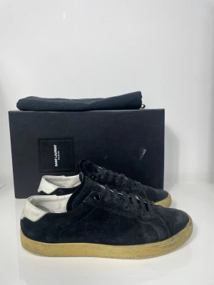 Saint Laurent Skor - Säljer dessa riktigt snygga Saint Laurent Skor, skriv för fler bilder/frågor🙌🏼