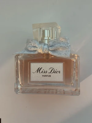 Miss Dior Parfum med silverrosett - säljer en dior paryfym Typ helt oanvänd, max 3 sprut. luktar jättegott men kommer inte till användning 
