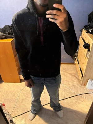 Svart hoodie med fågel tryck - Säljer en svart hoodie med huva och dragsko. Hoodien har en enkel och clean design med långa ärmar och ribbade muddar. Perfekt för dig som gillar en avslappnad och stilren look. Materialet ser ut att vara mjukt och bekvämt. ‼️‼️‼️ sista bilen så kan man smått se att de e ett par skador, har råkat skada den när jag gick förbi taggbusskar. ‼️‼️‼️
