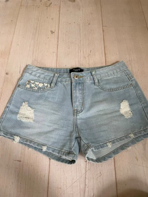 Super snygga spets shorts💞 - Ljusblåa jeansshorts med spets på fickorna. Dom är lite stora i storleken men dom är super fina ändå. Om nån har någon funderingar skriv bara till mig😊