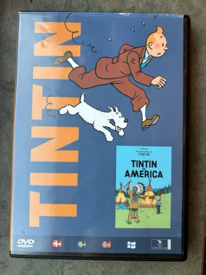 Tintin i Amerika DVD - DVD med Tintin i Amerika. Språk: svenska, danska, norska, finska. Undertexter: inga. Speltid: 24 minuter. Produktionsår: 1991.  Finns på språk: Svenska, Danska, Norska, Finska   OBS!! skivorna är begagnade så det kan förekomma repor/hairlines på skivorna, men då jag kollar igenom alla filmer jag säljer garanterar jag att alla funkar felfritt om inget annat står! :)