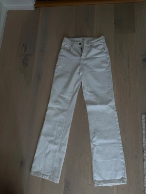 Vita jeans Gina Tricot - Säljer dessa fina jeans från Gina Tricot då dom var för stora för mig, prislappen kvar💕 
