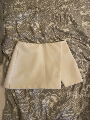 Vit kjol  - Vit minikjol från Zara i storlek Xs, inbyggda shorts