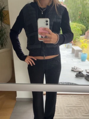 Moncler cardigan  - Jag säljer min super snygga moncler cardigan, då den tyvärr inte passade så bra. Den har mestadels bara hängt i garderoben och knappt använt den. Jag har äkthet (lappen på sista bilden). Den har inga defekter. Nypris: ca 10 000. Pris kan diskuteras vid snabb affär! Hör av er 