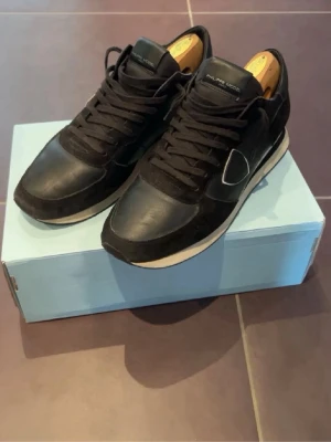 Philipe model trainers svarta - Tjena! Säljer nu ett par sjukt najs svarta Philip model trainers i utmärkt skick! Skorna har används mycket lite och därför det bra skicket, priset går att diskutera, hör av er vid frågor eller funderingar😁🔥