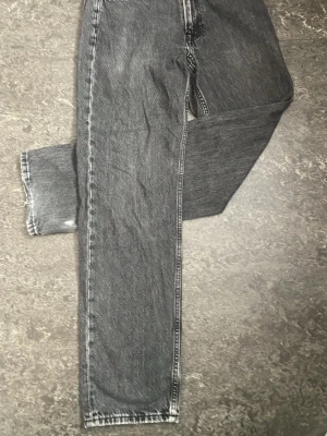 Grå Loose jeans storlek - W28 L32 - Tja! Säljer ett par snygga gråa Loose jeans från carlings, jeansen har små defekter på änderna av benen men går att fixa hos en sömmerska men dem syns knappt enligt mitt perspektiv. 