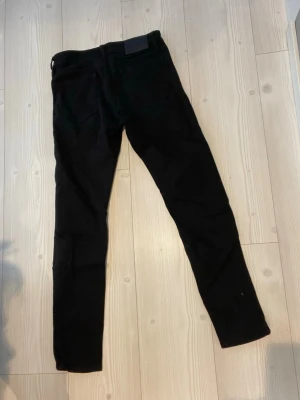 Svarta jeans från Calvin Klein Jeans - Säljer ett par svarta jeans från Calvin Klein Jeans.  De är i slim/straight passform Använt typ en gång 
