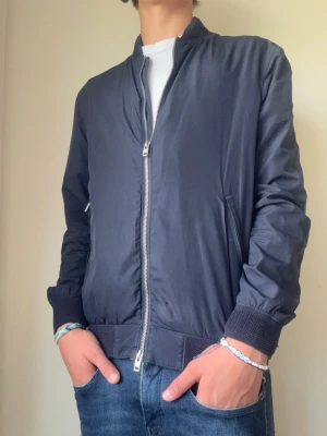 J.linberg jacka  - Tjabba! Säljer nu denna J.Linberg jackan i storlek M! Den är i ett bra skick 8/10, inga defekter! Moddelen 180-185! Om ni har några tankar eller funderingar är det bara att höra av sig!😄
