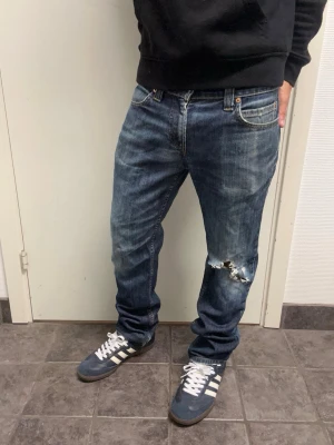 Levi’s jeans 511 - Riktigt feta jeans ifrån Levi’s i modellen 511. Byxorna är i storlek 32/34 men passar mer 30/30. Bra skick. A=40CM B=97CM C=19CM. Modellen är 173cm, 64kg. Pris kan diskuteras!!
