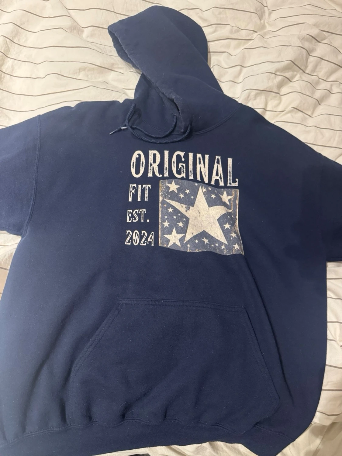 Mörkblå hoodie med stjärntryck