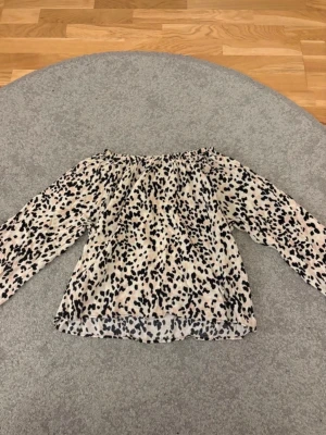 Offshoulder blus med leopardmönster