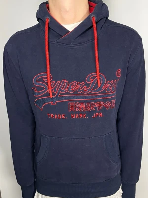 Superdry hoodie - 👕 Plagg: Hoodie                                                           📏 Storlek: L sitter som M                                                                🏷️ Märke/Modell: Superdry                                                     ✨ Skick: Fint skick                                                        💬 Vid frågor är det bara att skriva!                                                                                          🛍️ Gramenti