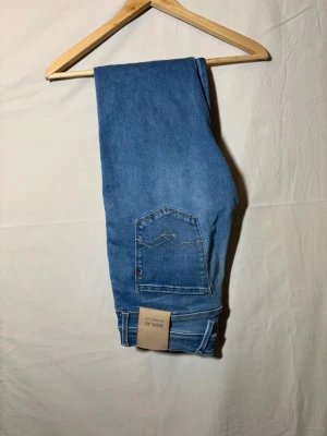 Ljusblå skinny jeans med stretch - Snygga ljusblå skinny jeans med klassisk femficksdesign och stretchigt material för extra komfort. Jeansen har en enkel bakficka med diskret söm och normalhög midja. Perfekta till vardagslooken och lätta att matcha med olika stilar. Pris kan diskuteras ☺️