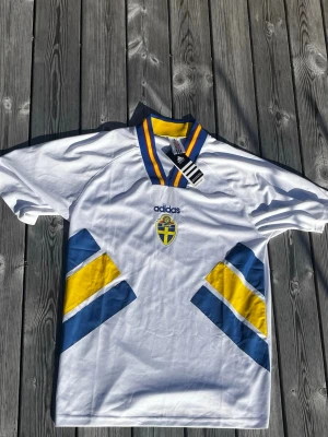 VM 94 Sverige tröja (ny) - Hej! Säljer min Sverige tröja som ska efterlikna den från vm 94, tröjan är helt ny. Lappen finns kvar och är i absolut toppskick. Bara att skriva om ni har några andra funderingar, mvh Consentuedo😁